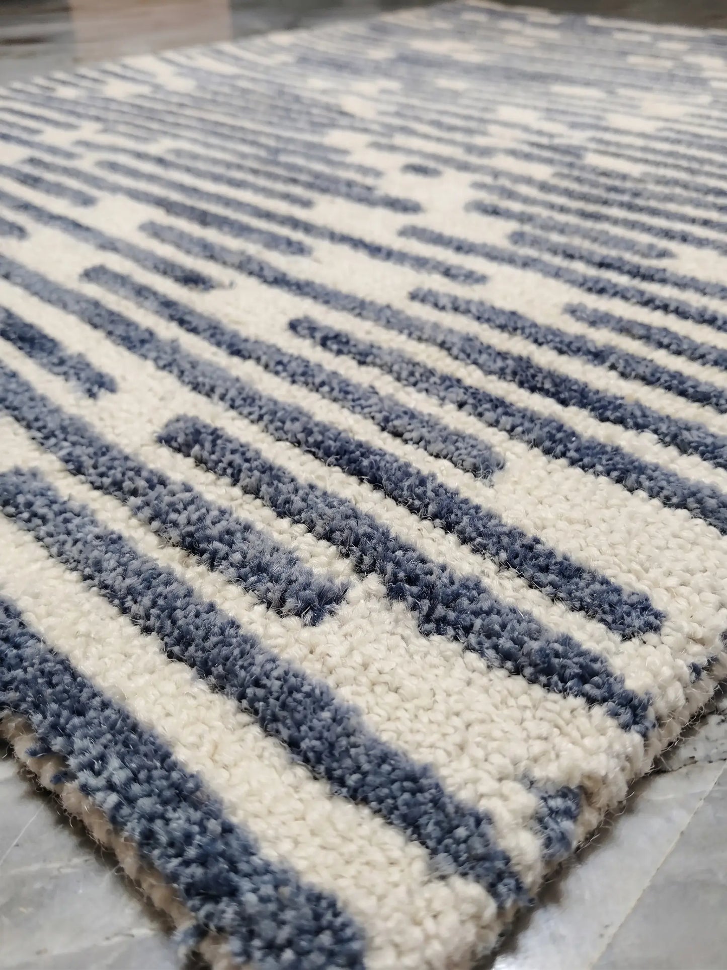 AR-016 | Linear Abstract Hand-Tufted Rug My Store