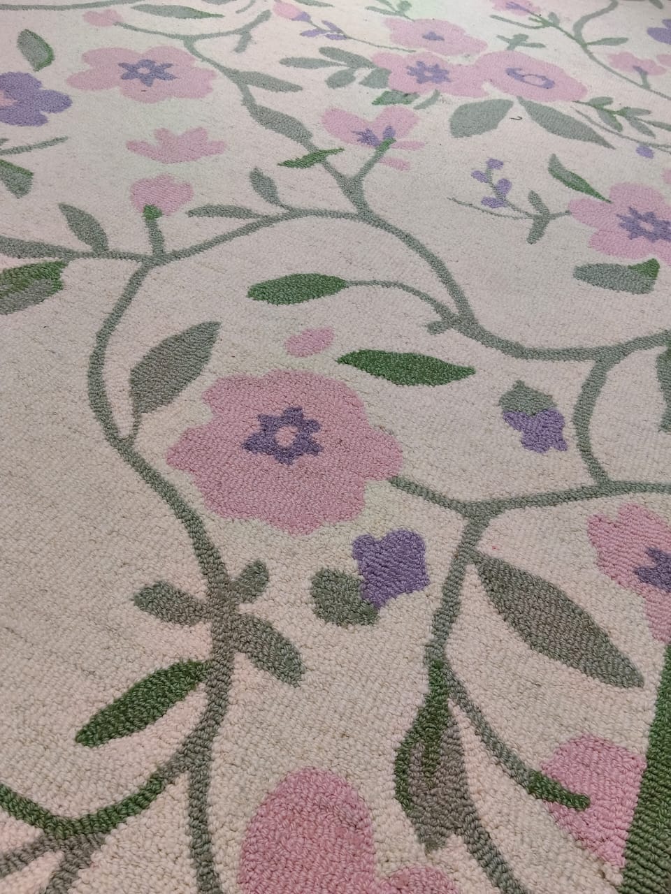 AR-012 | Floral Vine Hand-Tufted Rug