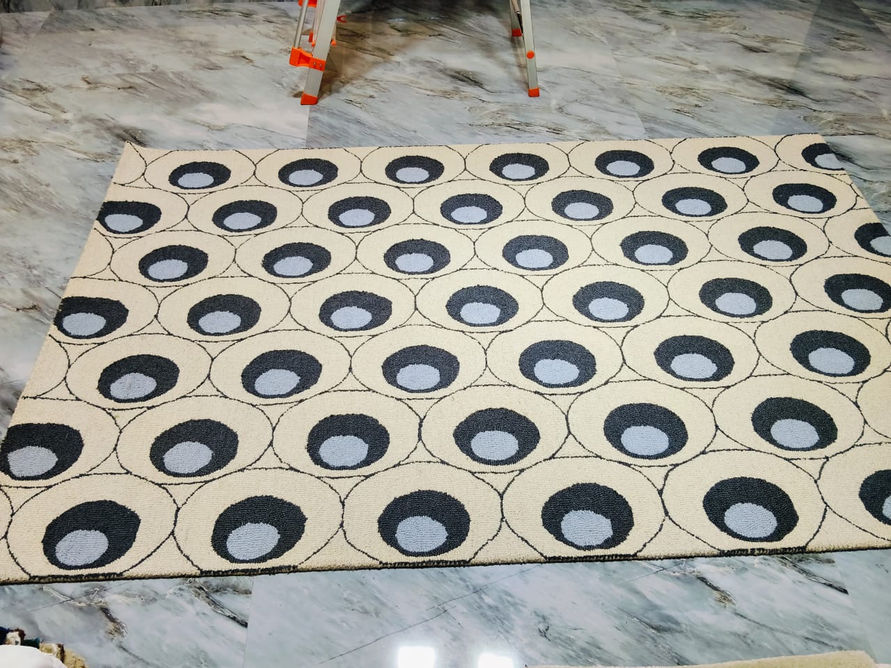 AR-011 | Circular Pattern Hand-Tufted Rug
