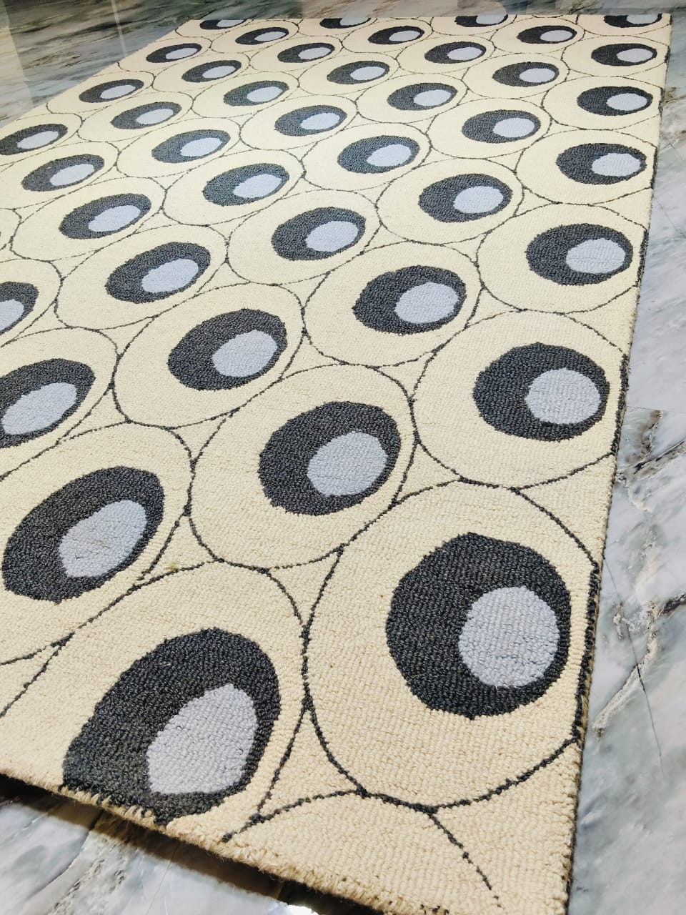 AR-011 | Circular Pattern Hand-Tufted Rug