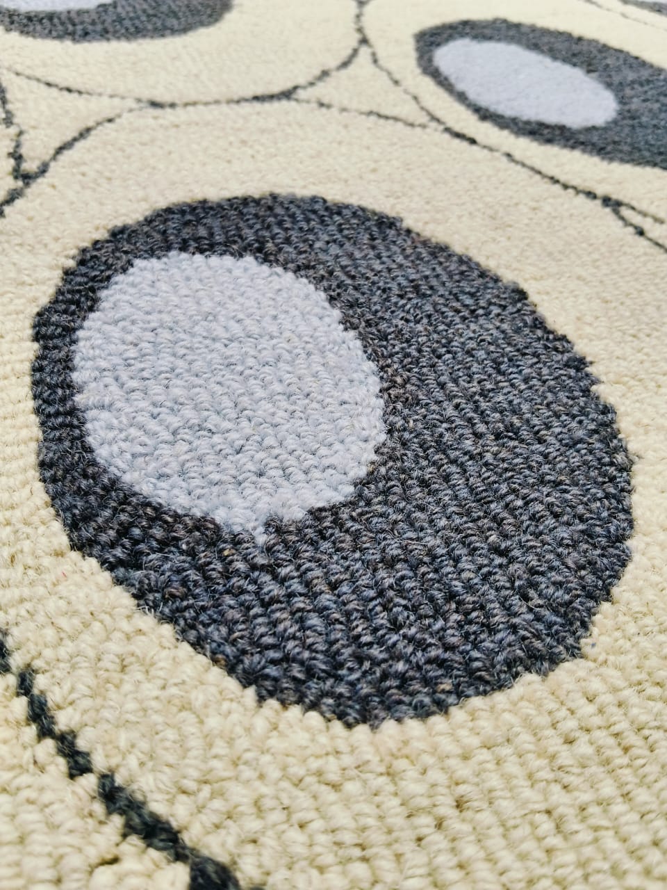 AR-011 | Circular Pattern Hand-Tufted Rug