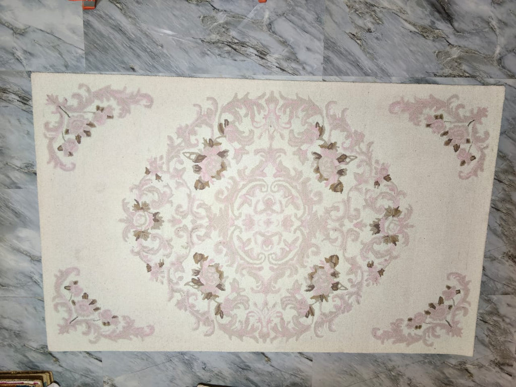 AR-003 | Classic Floral Medallion Hand-Tufted Rug