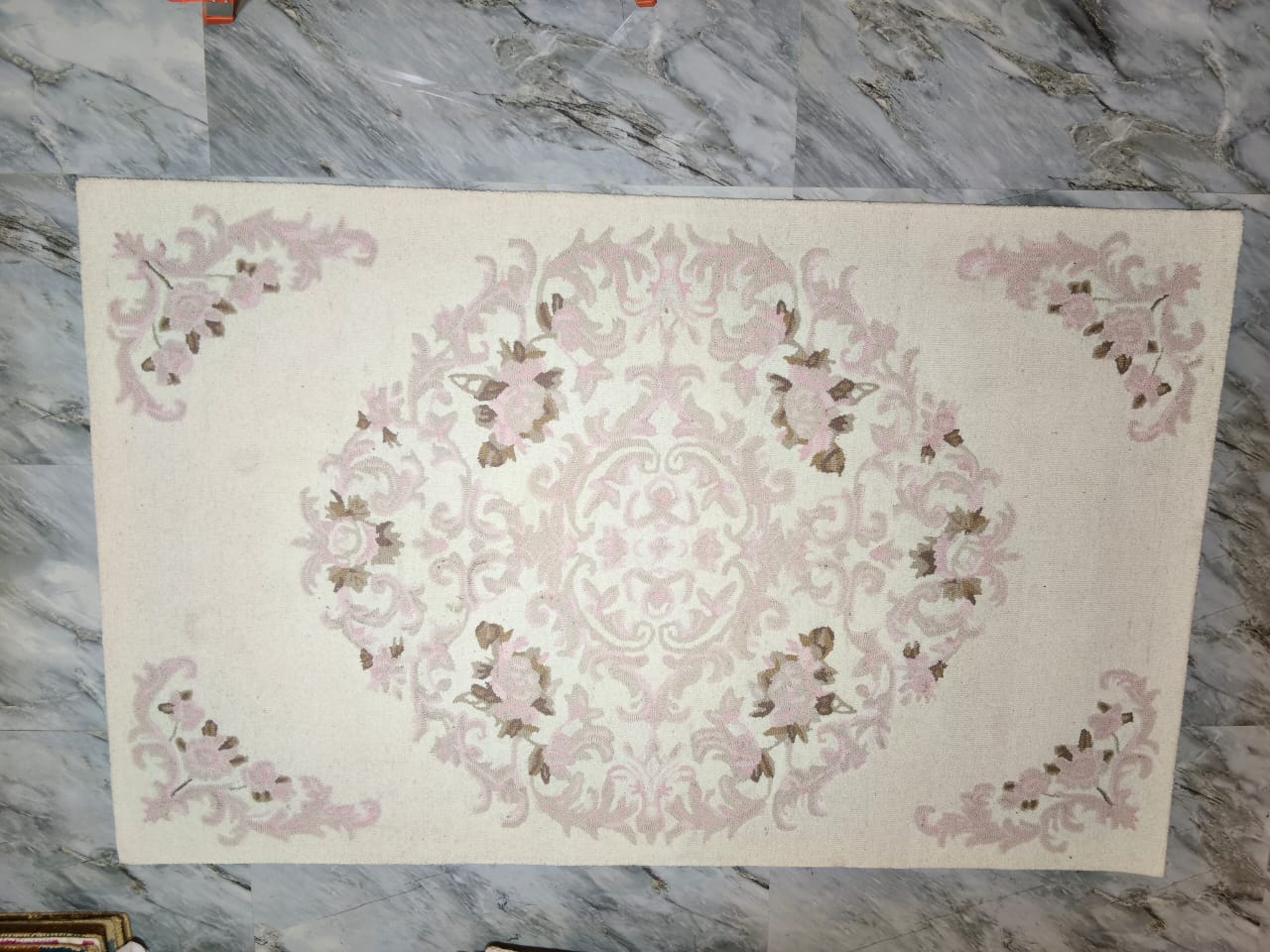 AR-003 | Classic Floral Medallion Hand-Tufted Rug