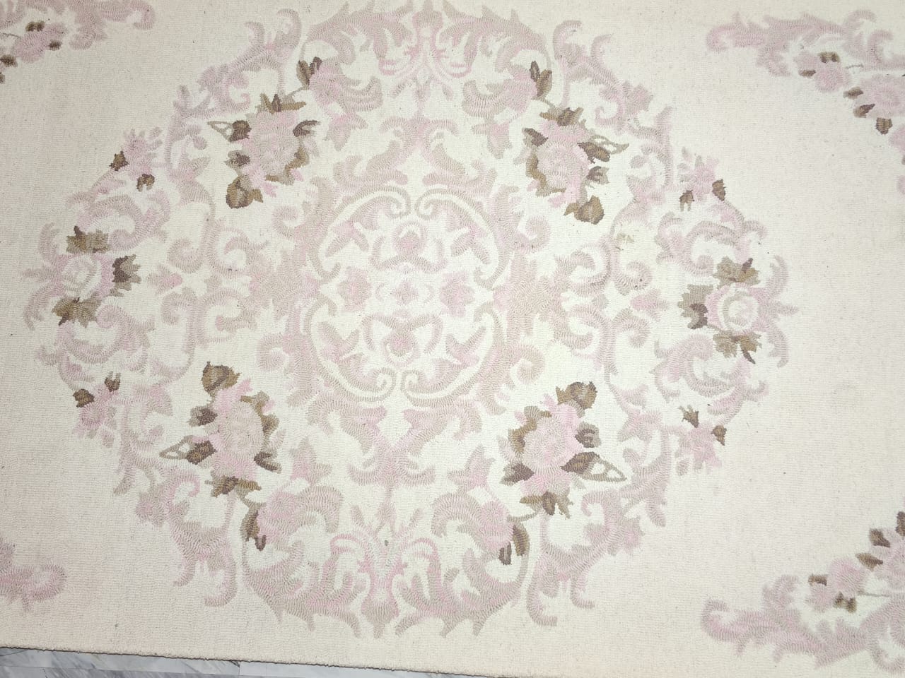 AR-003 | Classic Floral Medallion Hand-Tufted Rug