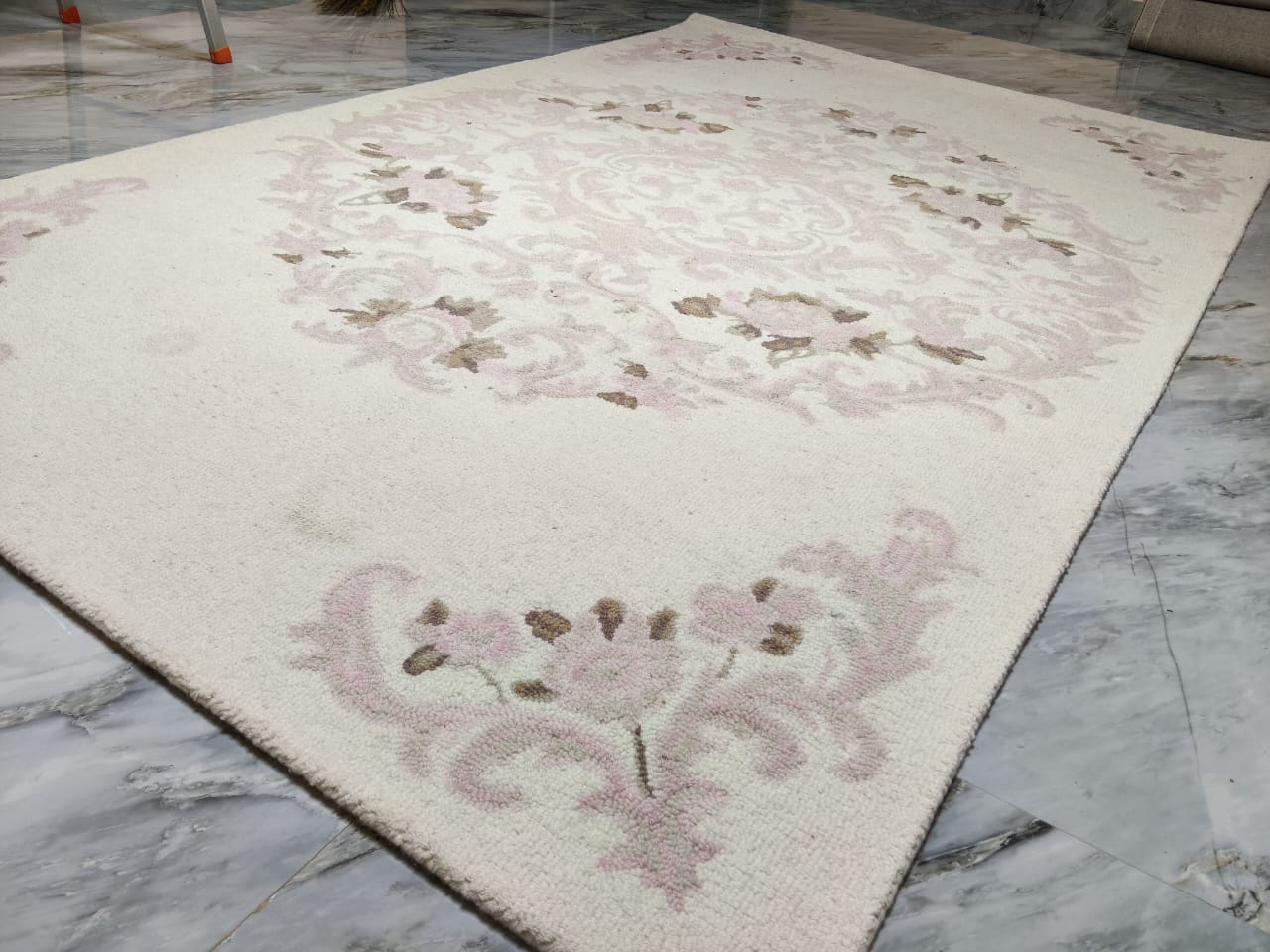 AR-003 | Classic Floral Medallion Hand-Tufted Rug