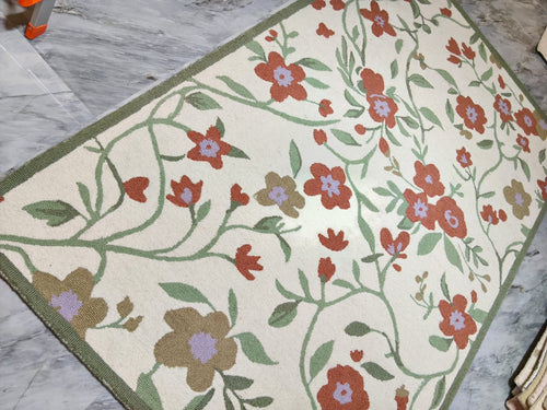 AR-004 | Floral Vine Hand-Tufted Rug
