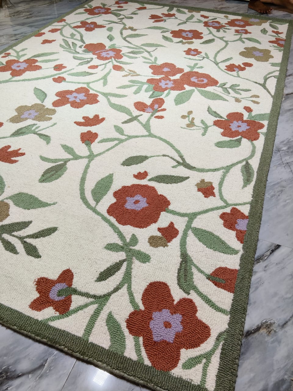 AR-004 | Floral Vine Hand-Tufted Rug